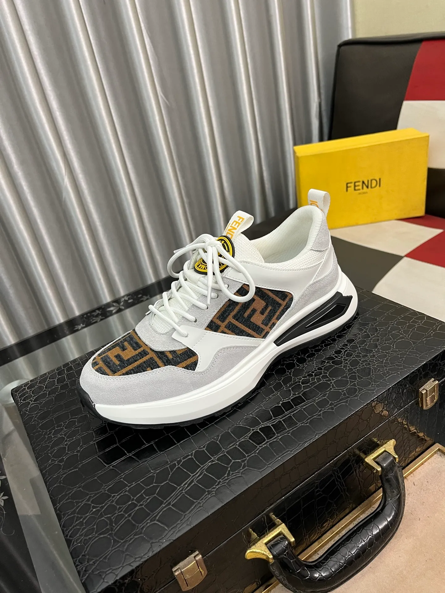 Men's shoes 💰458⌚️⌚️FENDI "FENDI" Regular size: 38-44 (casual shoes) Product materials: Selected cowhide upper, soft sheepskin lining; original outsole. 6️⃣colors available